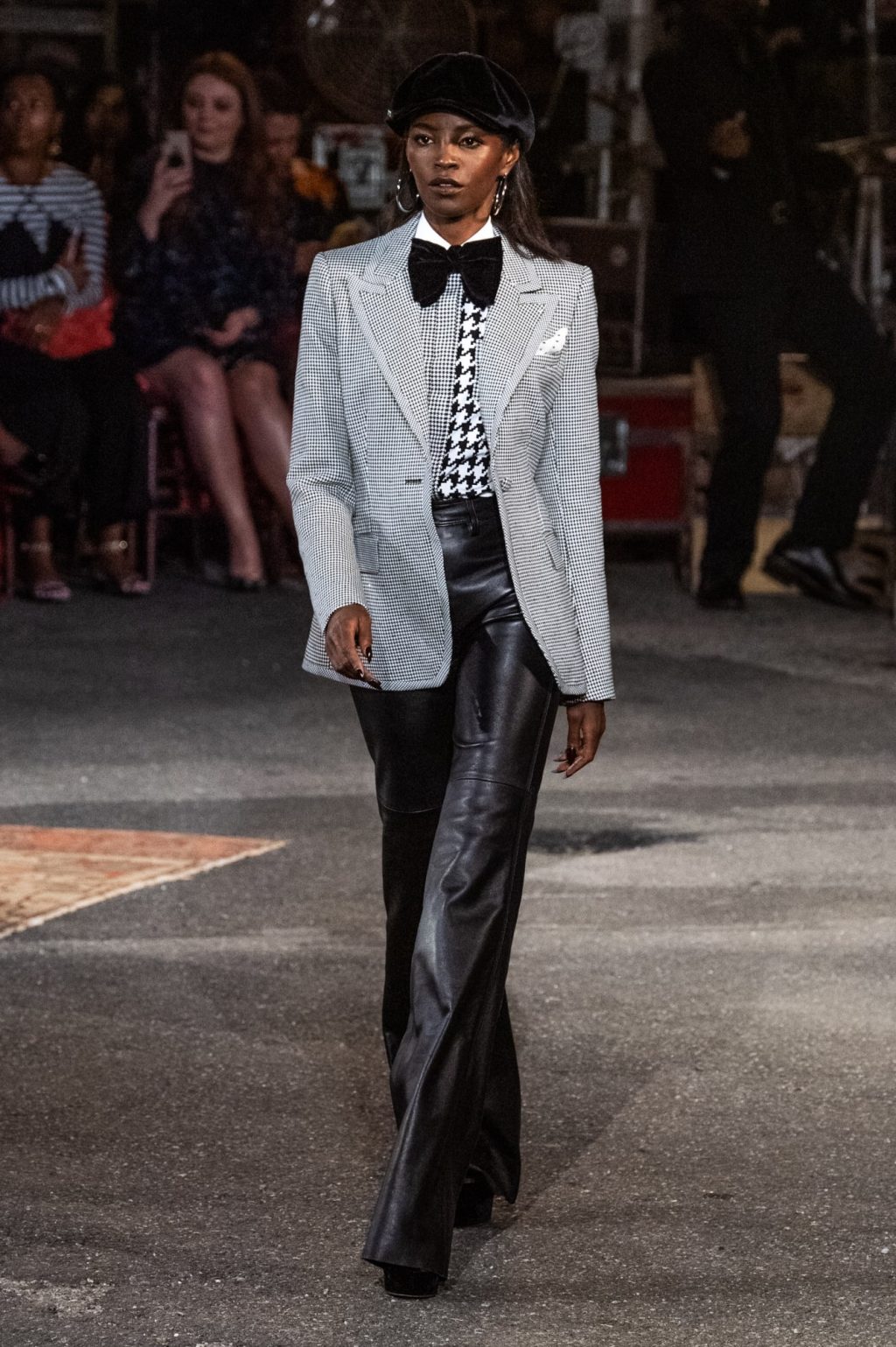 suit và quần ống loe trong bst tommy x zendaya