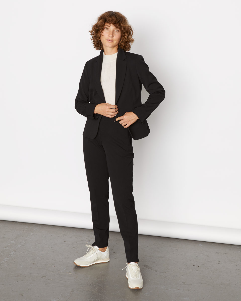 blazer và quần tây trong BST Công nương Meghan