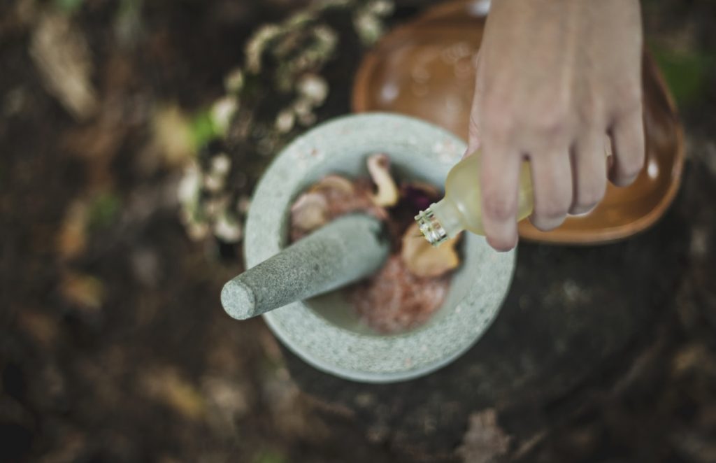 Với da khô, bạn nên cho vào hỗn hợp 1 muỗng canh dầu oliu (hoặc dầu hạt đào) và 1 muỗng canh mật ong vào hỗn hợp mặt nạ tiểu mạch và trứng gà. Ảnh: Unsplash.